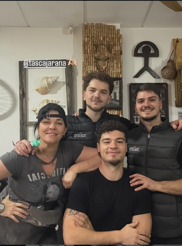 Parte del equipo de Tasca Jarana en el local